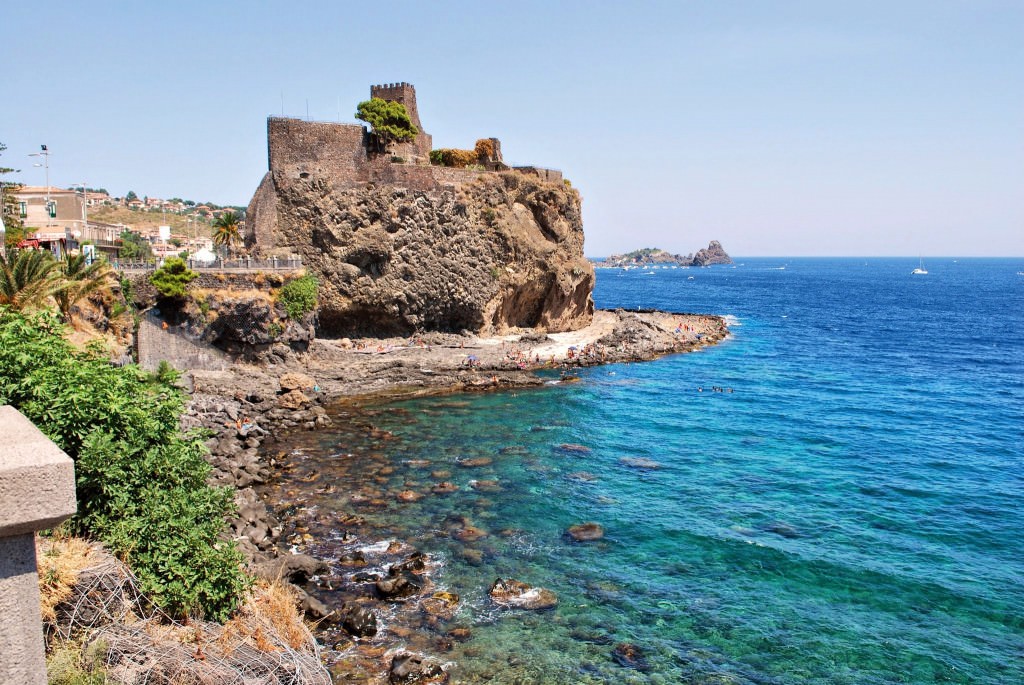 Bagni e costumi sconsigliati ad Aci Castello