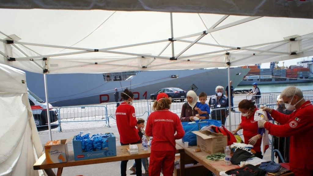 PalaSpedini: abiti e infradito per i migranti