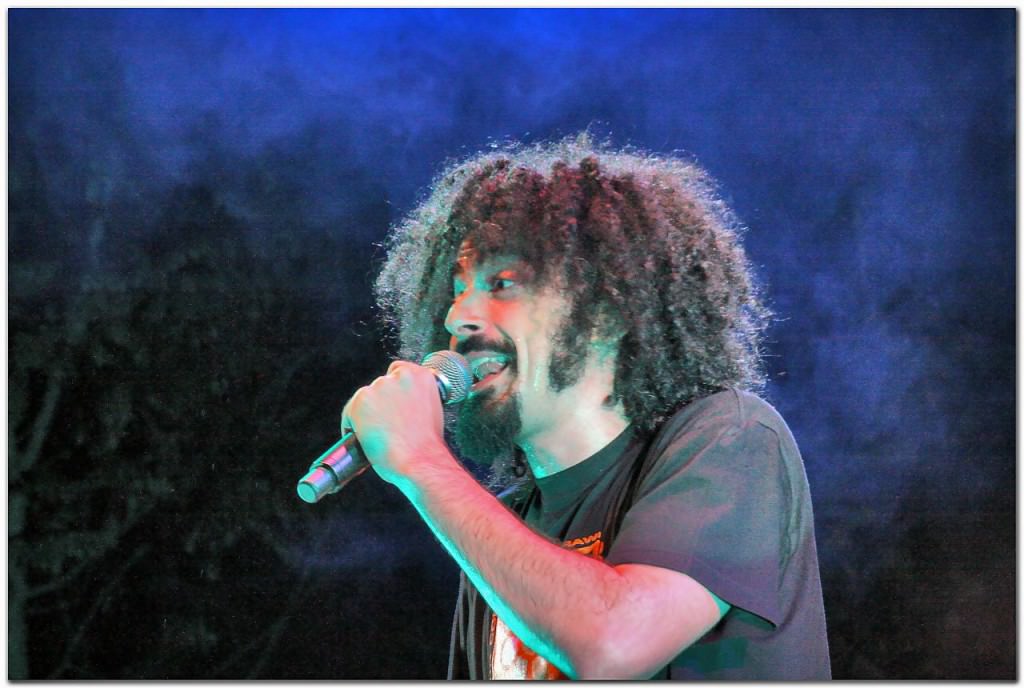 Caparezza canta con scene di opere d’arte