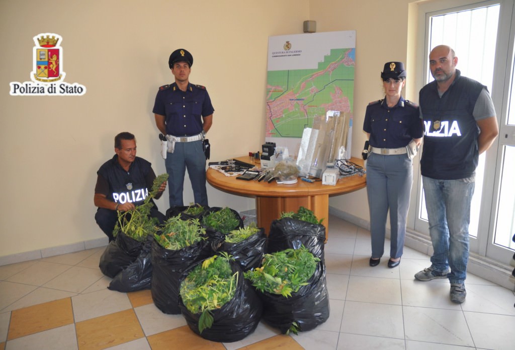 Blitz della polizia allo Zen 2: sequestrati armi e droga