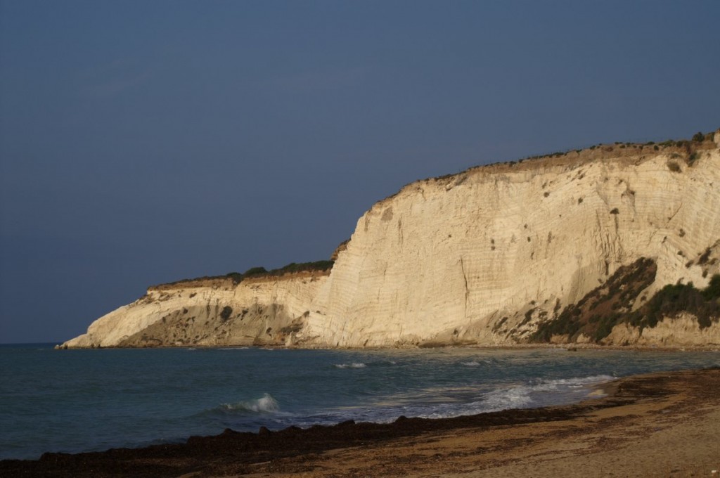 Cadavere di un uomo sulla spiaggia