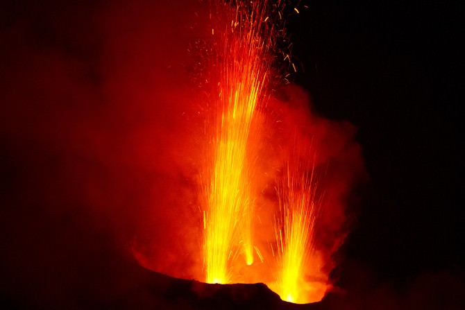 Spettacolo a Stromboli per la lava in mare: turisti e isolani assistono al trabocco