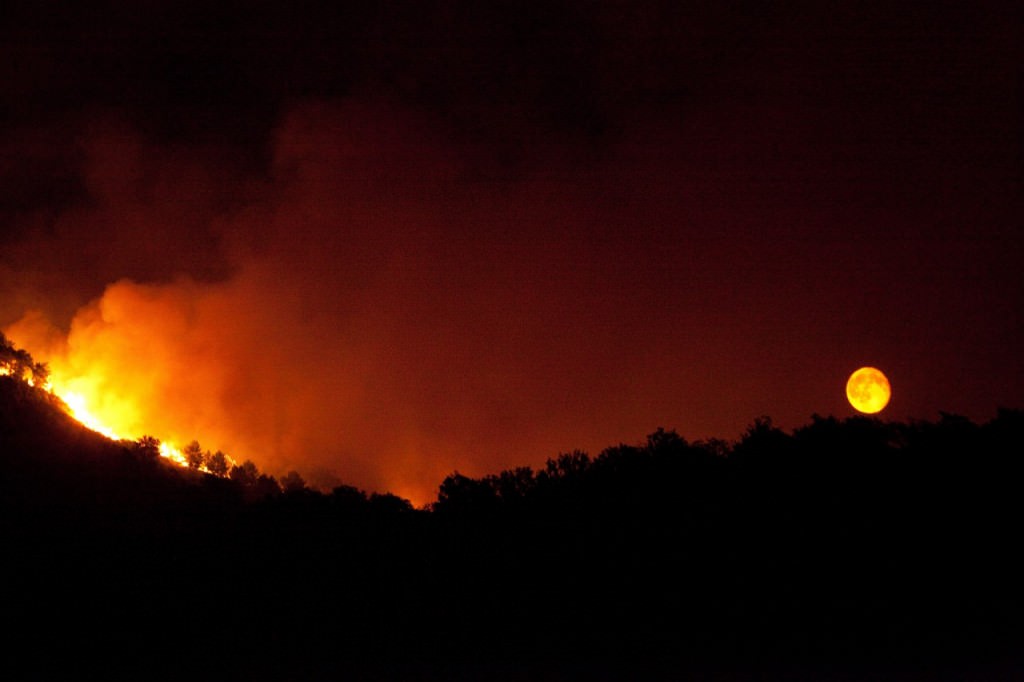 Fiamme lambiscono autostrada