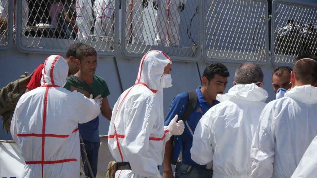 Sbarchi a Palermo, Catania e Ragusa. Oltre mille i migranti, più di 100 i minori non accompagnati e due i morti