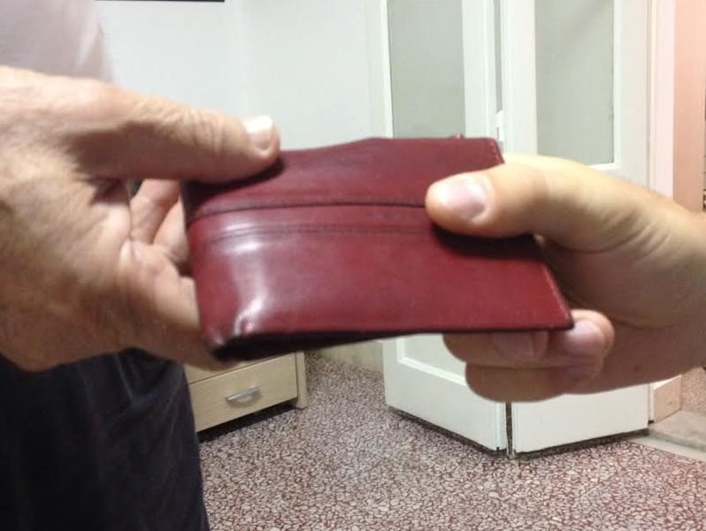 Trova un portafoglio con oltre 2mila euro e se ne impossessa: nei guai un 49enne