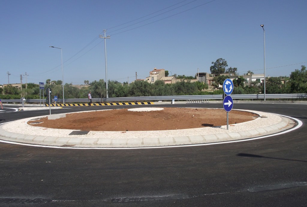 Di nuovo fruibile la rotatoria di Via Generale Cascino