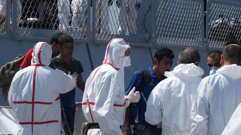 Immigrazione: 497 clandestini al porto di Catania, c’è anche il cadavere di una donna