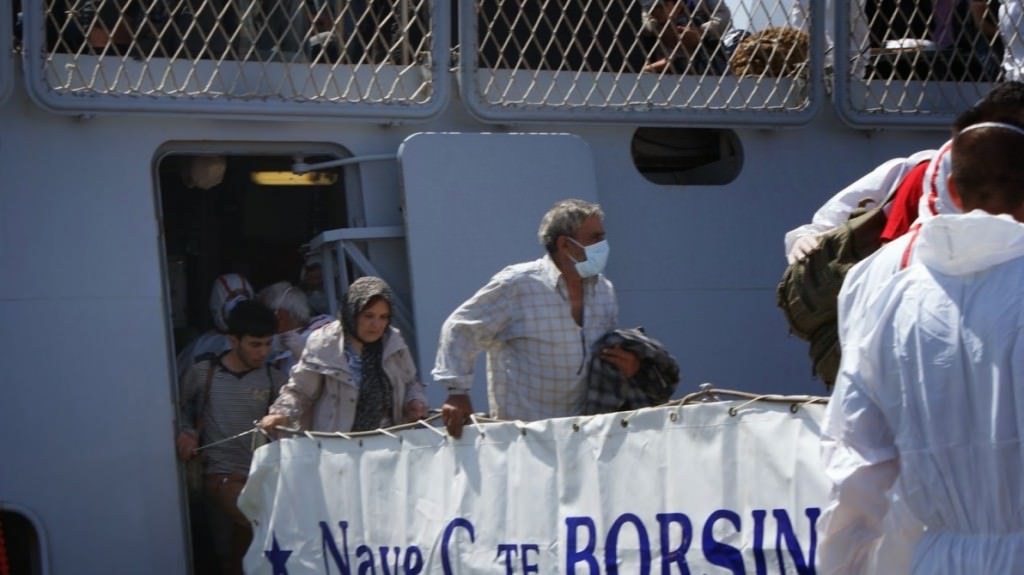Sbarcano 299 migranti: 52 minori e 46 donne, 3 incinte.