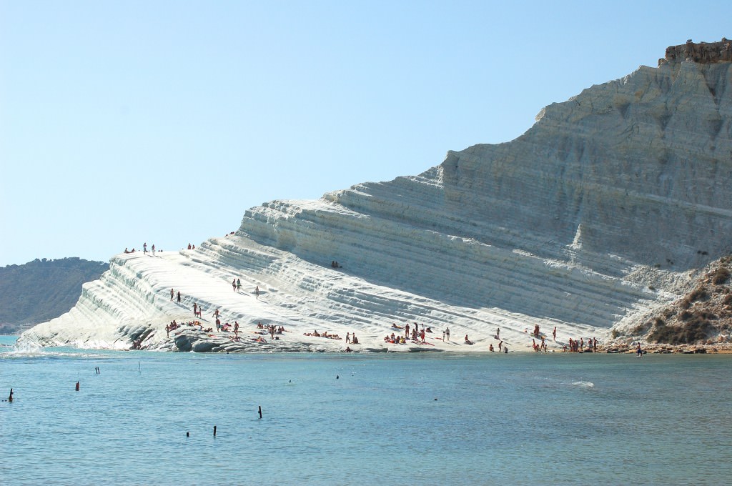 Nuovo “assalto” alla Scala dei Turchi, turisti violano norme d’accesso: denunciate 24 persone