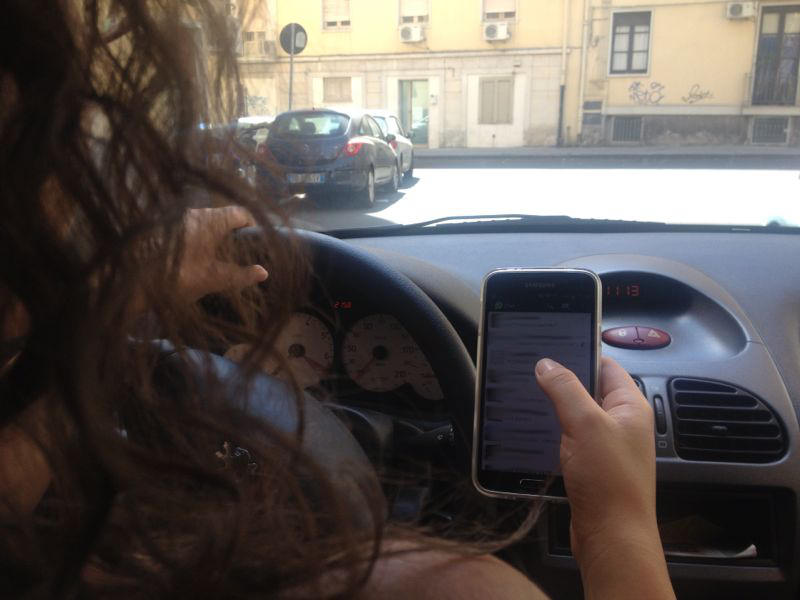Smartphone al volante: pericolo costante