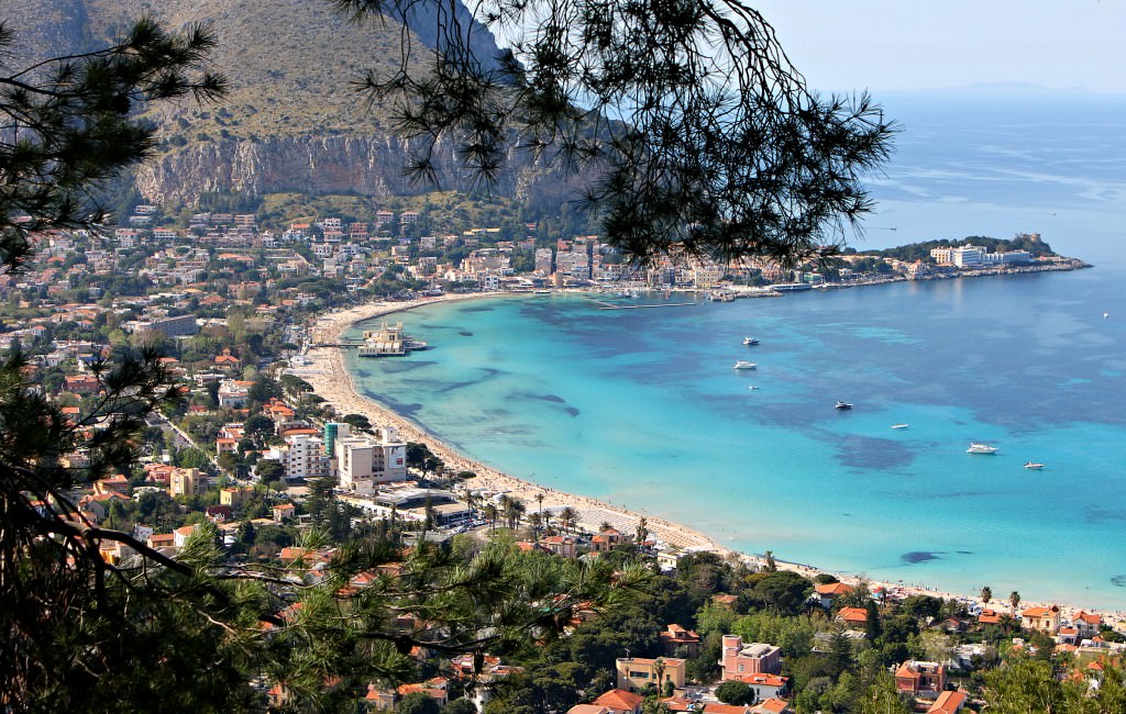 Malore in acqua: bagnante rischia di annegare a Mondello