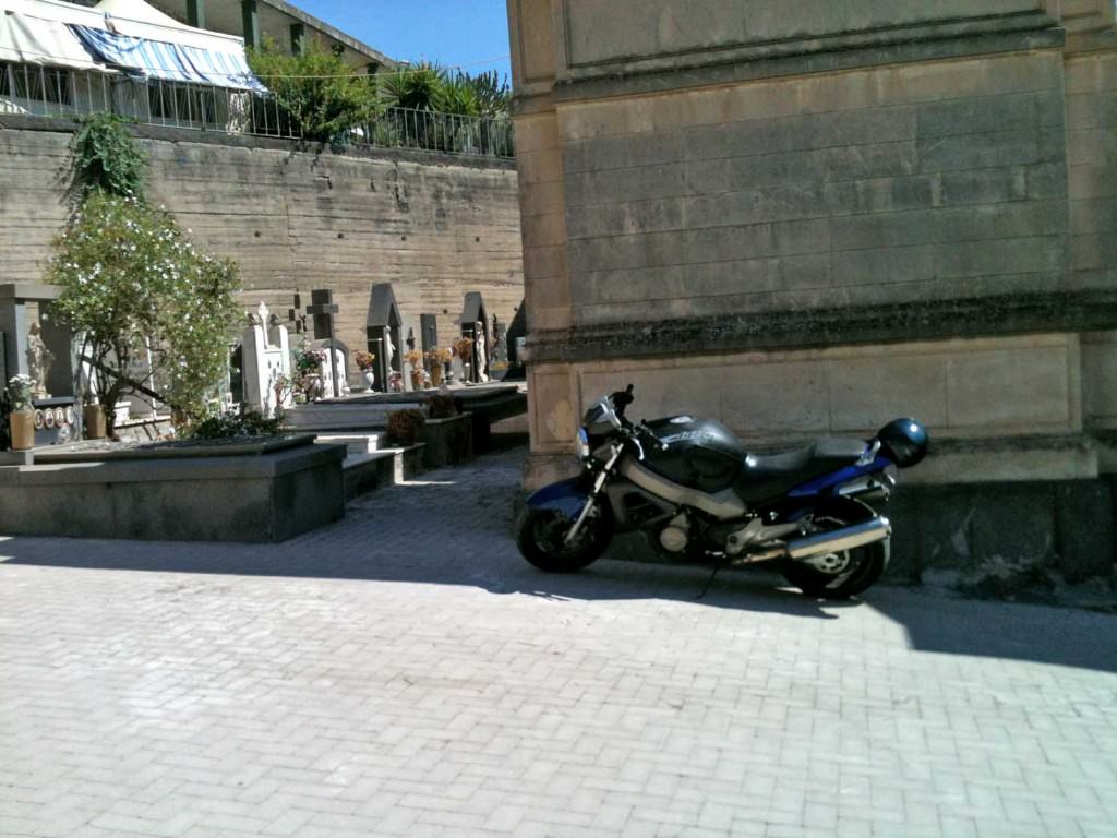 In moto tra le tombe. E’ caccia al centauro