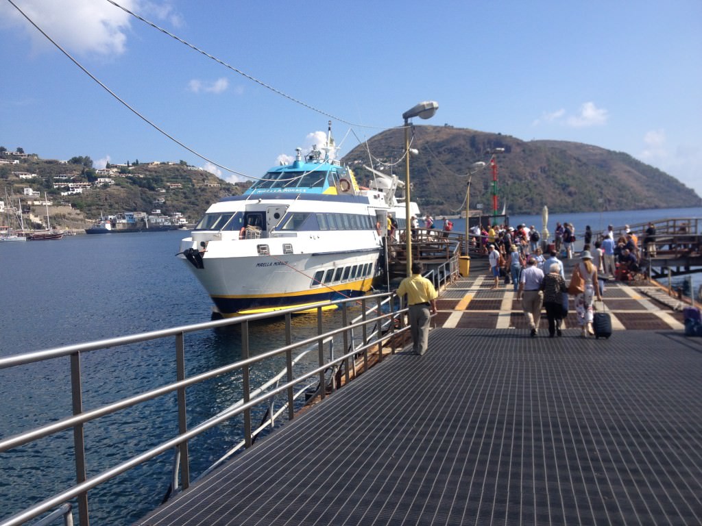 Isole Eolie, dal 10 maggio aumento tariffe per aliscafi del 35% e 50%: esplode la protesta