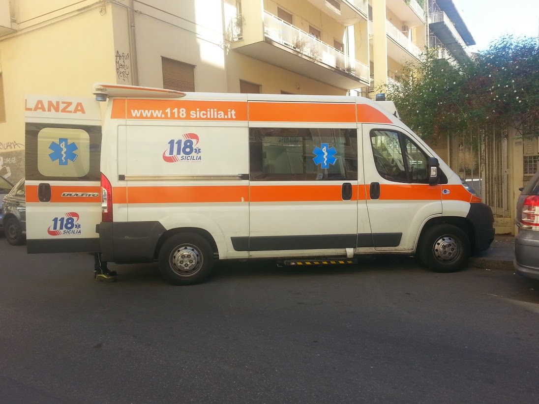 Palermo, ambulanza investe auto: 6 feriti