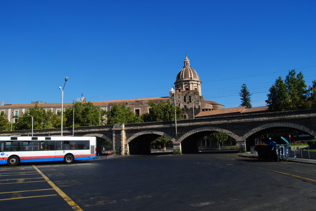 Le “pulci” abbandonano piazza Dante