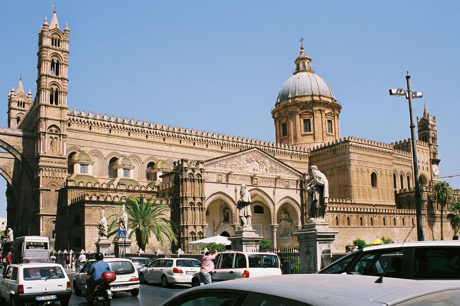 Si litiga per la Messa a Palermo: scontro fra Curia e Centro Padre Nostro