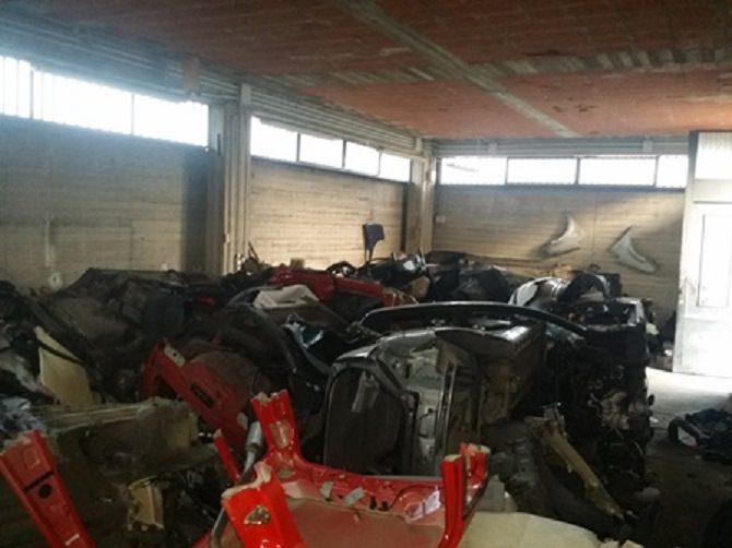 Scoperta a Mascalucia centrale di riciclaggio di auto rubate