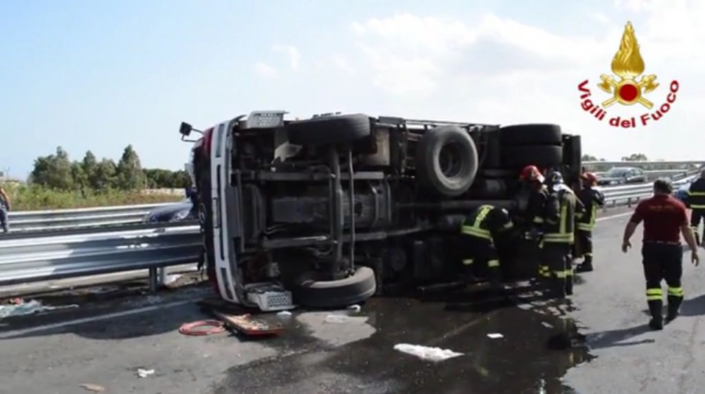 Catania, autobotte si ribalta. Gravissimo pompiere palermitano
