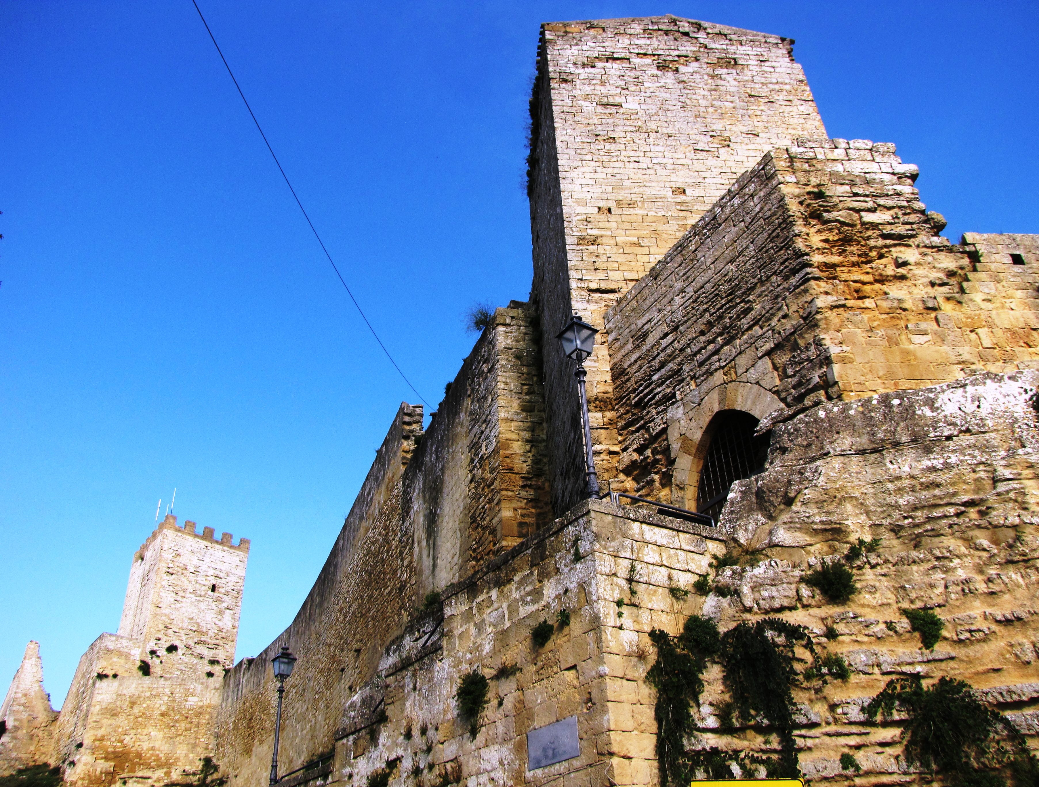 Il castello di Lombardia, simbolo di Enna, perde pezzi