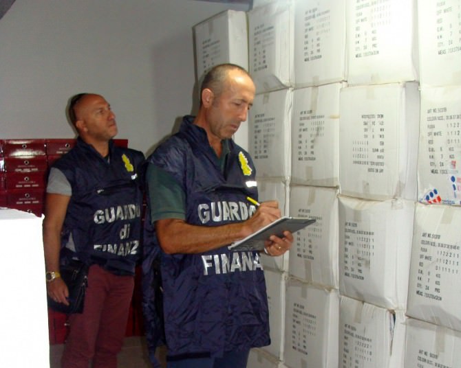 Acireale: Gdf sequestra 8.000 paia di scarpe per 150.000 euro