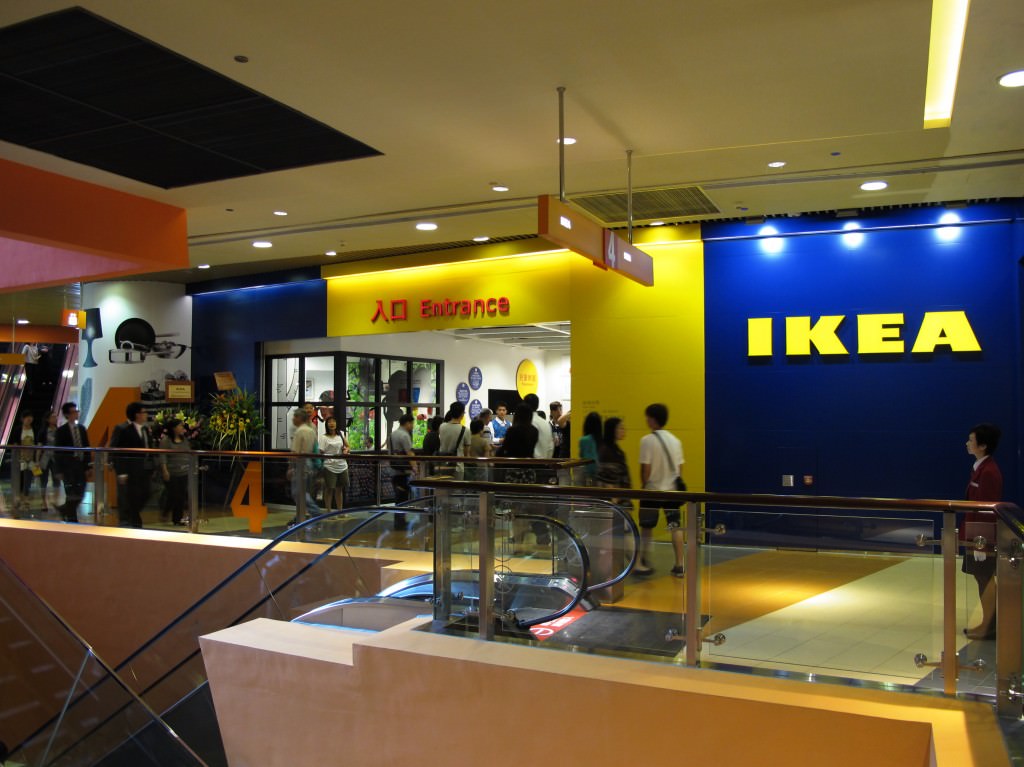 Colpo da 110 mila euro all’Ikea, sei “professionisti” irrompono in pieno giorno e rapinano vigilantes