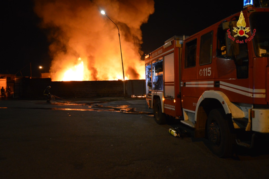 Palma di Montechiaro, incendiati 4 autocompattatori. Il sindaco: “Cari farabutti…”