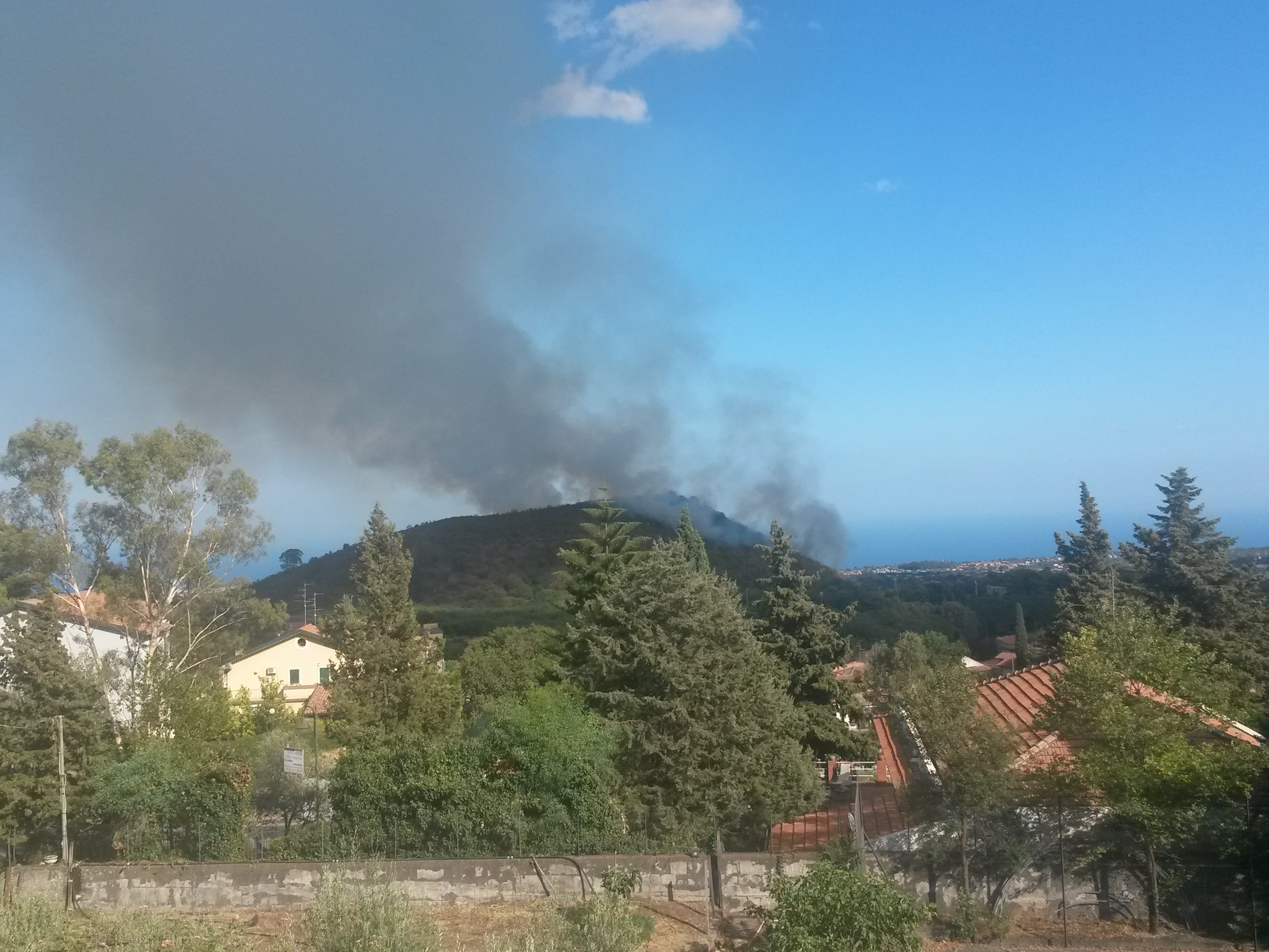 A fuoco il Monte Serra