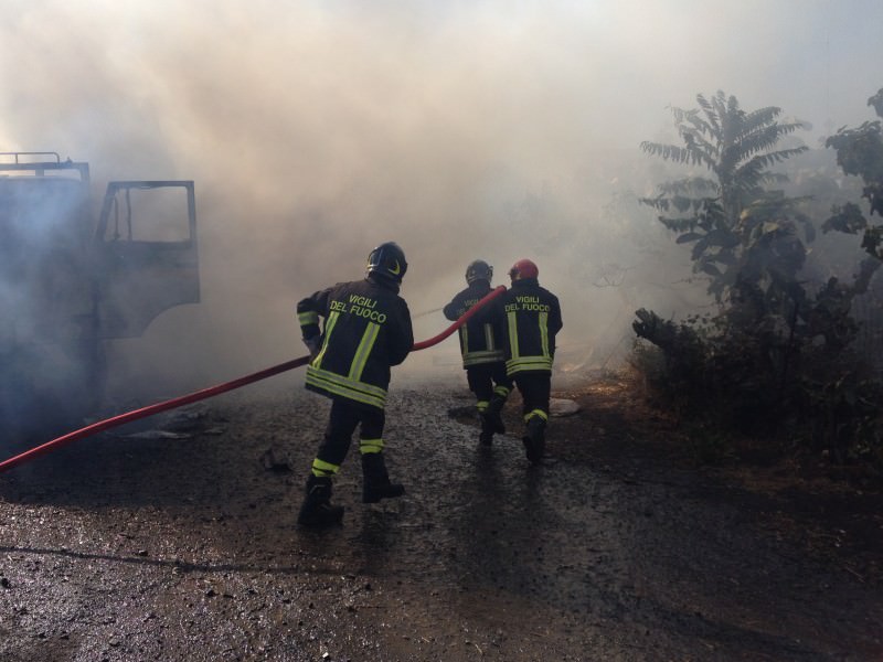 Rogo a Mascali, 5 auto inghiottite dalle fiamme