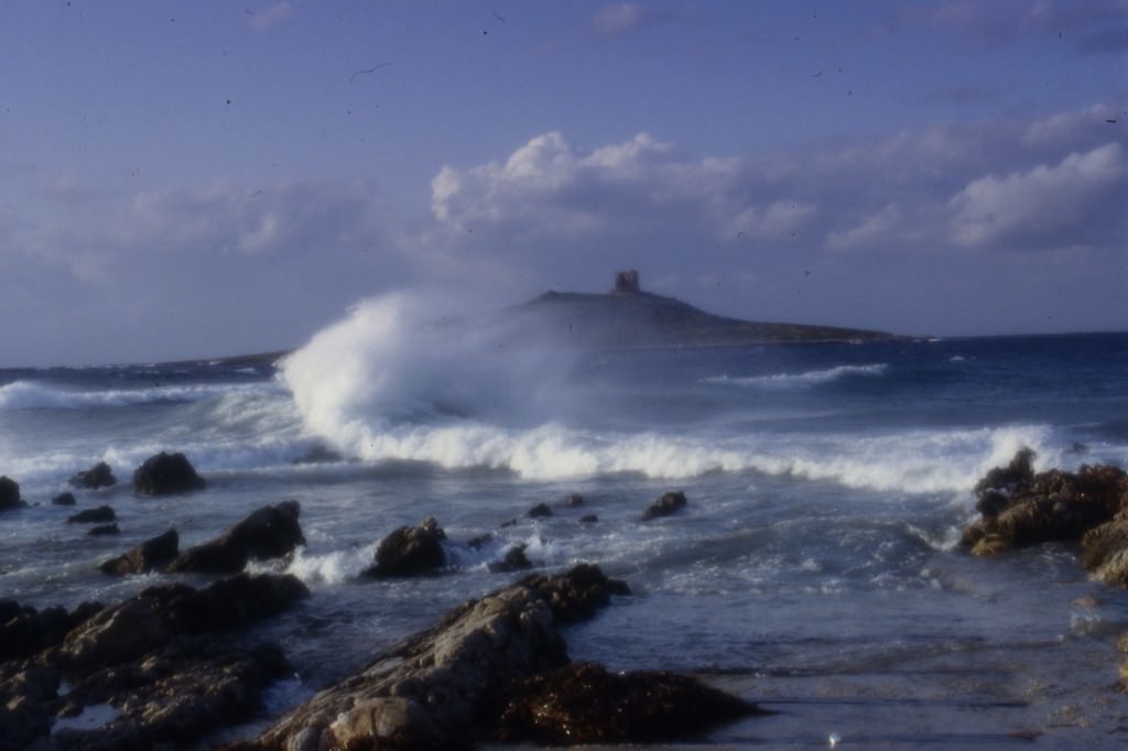 Maltempo in Sicilia, piogge forti e allagamenti a Lipari: abitanti bloccati in strada