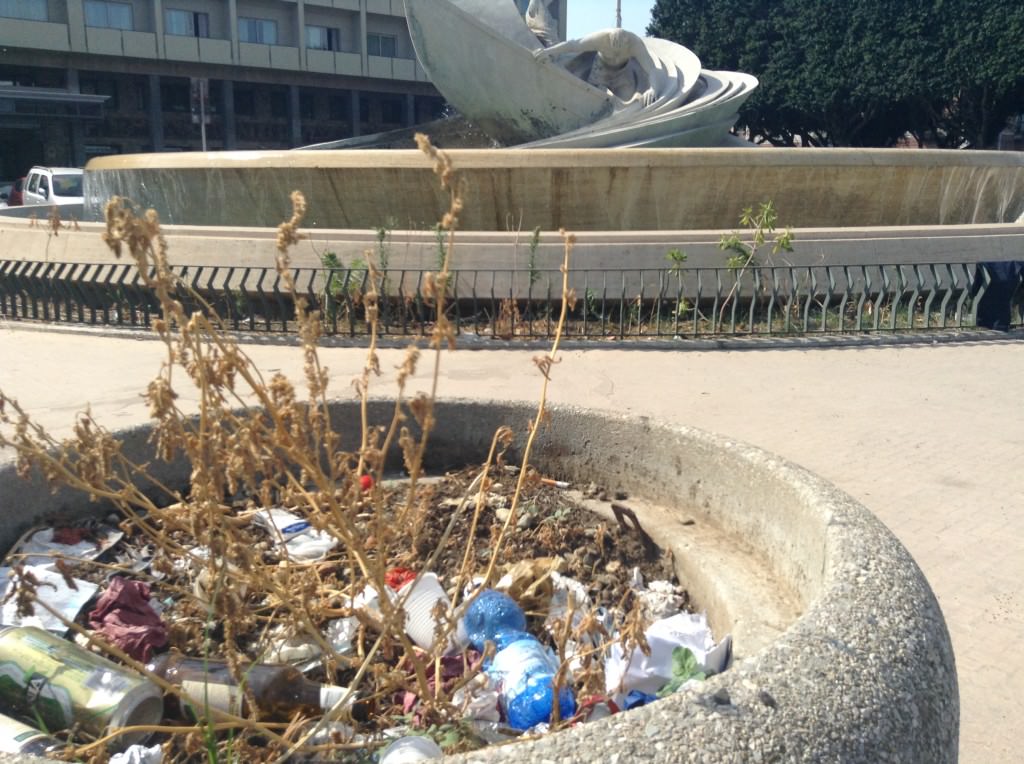 Piazza Verga: la Provvidenza affonda… in un mare di spazzatura
