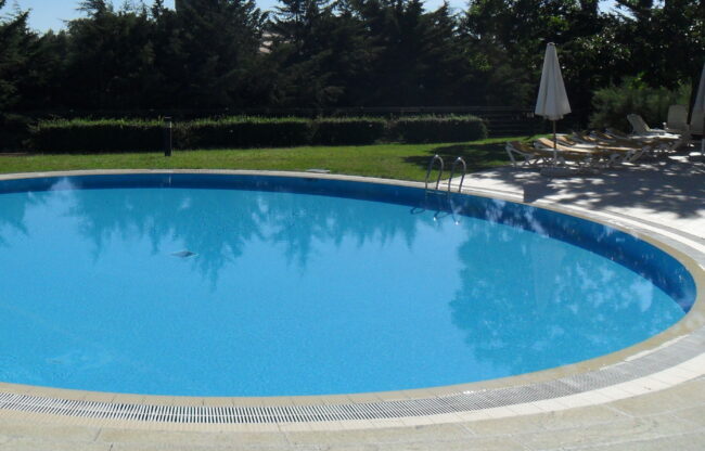 Tragica scoperta nel Catanese, donna trovata morta in piscina: ipotesi suicidio