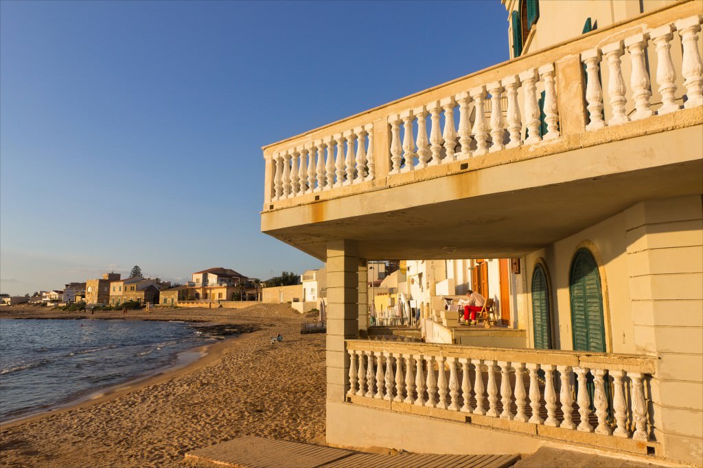 Spaccio di hashish nelle spiagge de “Il commissario Montalbano”: 5 arresti, tra loro anche una donna
