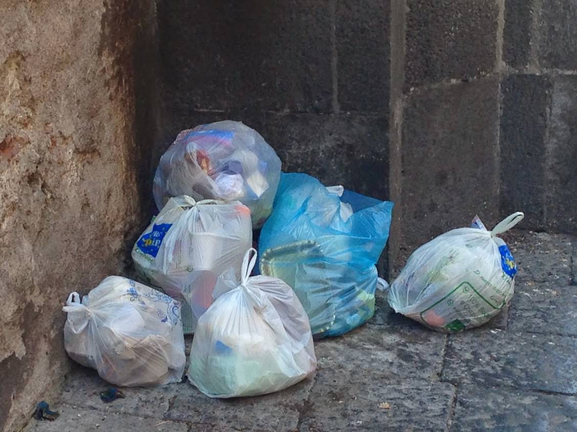 Vede immondizia nel centro storico e reagisce: turista raccoglie sacchi della spazzatura e li deposita davanti al municipio