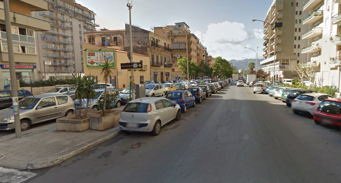 Palermo, sesso in auto tra i passanti. Denunciati 50enni palermitani