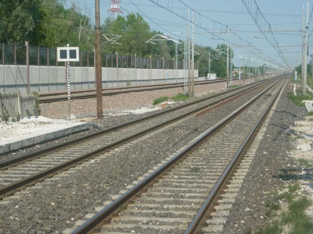 Anziano fugge dalla casa di riposo e viene ritrovato sdraiato sui binari ferroviari: salvato dalla polizia