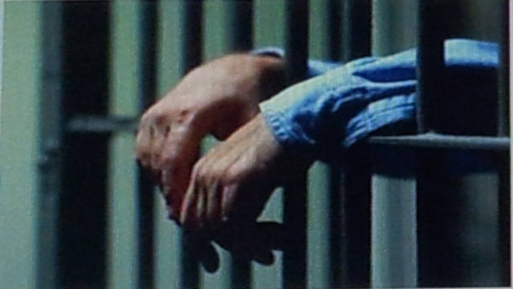 Trapani, detenuto tenta suicidio, salvato da agente