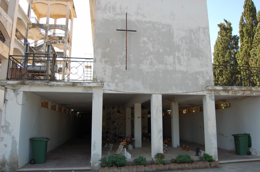 Vittoria, cimitero trascurato e nel degrado da anni
