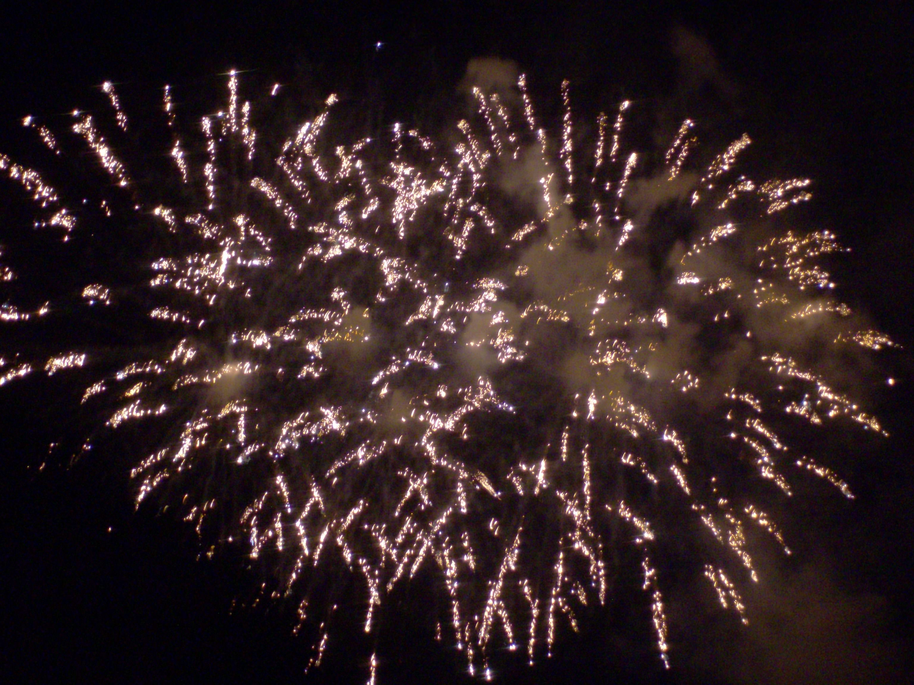 5 persone ferite da fuochi d’artificio: tragedia sfiorata alla festa rionale