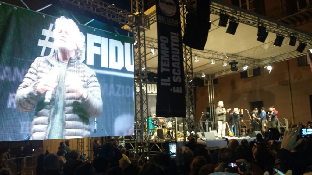#Sfiduciaday, Grillo all’attacco: “Sicilia povera perché bacino di voti. Mettiamo in crisi Crocetta!”