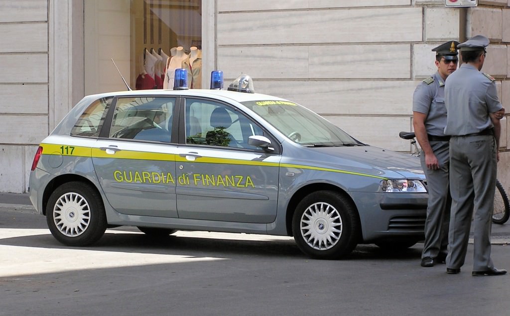 Catania, Gdf dona alla Cri oltre 3.000 paia di scarpe contraffatte