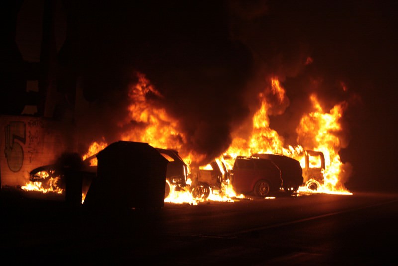 Messaggio minatorio: sei auto in fiamme