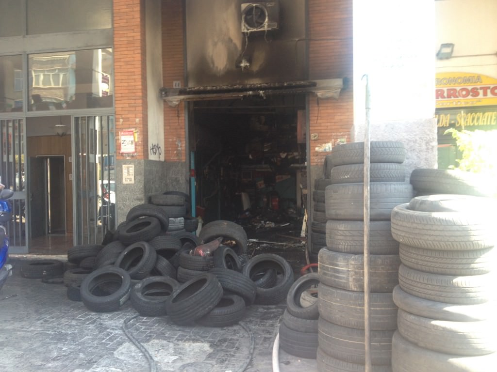Catania, botto in via Torino: fuoco in officina