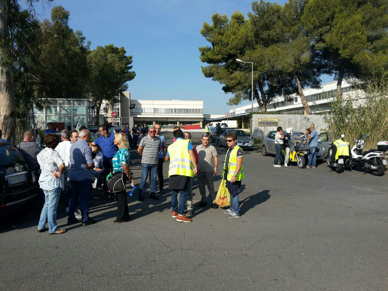 Palma, sit-in dei 42 portalettere alla zona industriale. Salta l’incontro a Roma