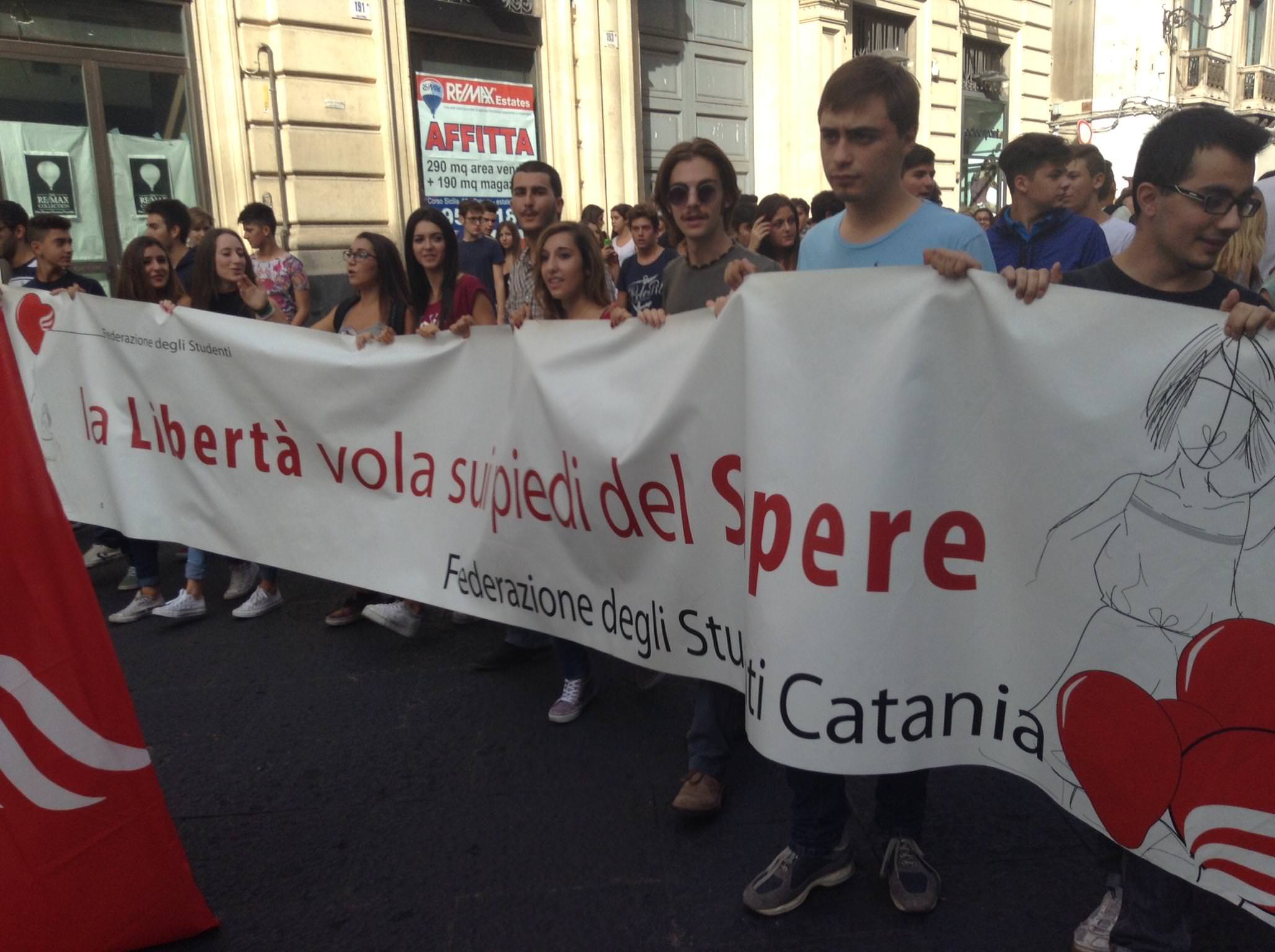 “La scuola pubblica non si tocca!” Studenti in corteo contro il piano Renzi