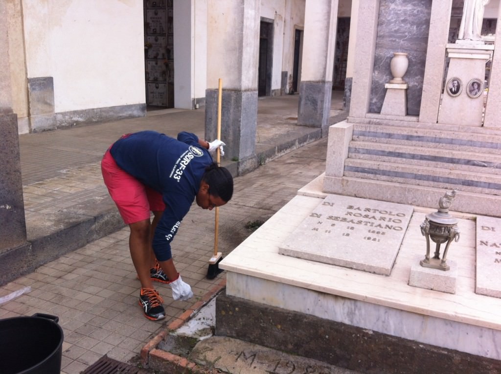 Riposto, marines Usa puliscono il cimitero