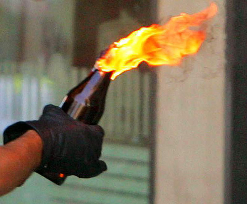 Molotov contro attività commerciale: indagini in corso per risalire agli autori del gesto
