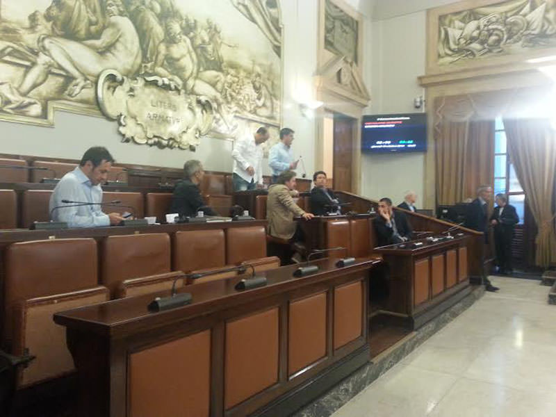 Catania, l’opposizione contro la giunta Bianco: “Vi faremo vedere i sorci verdi”