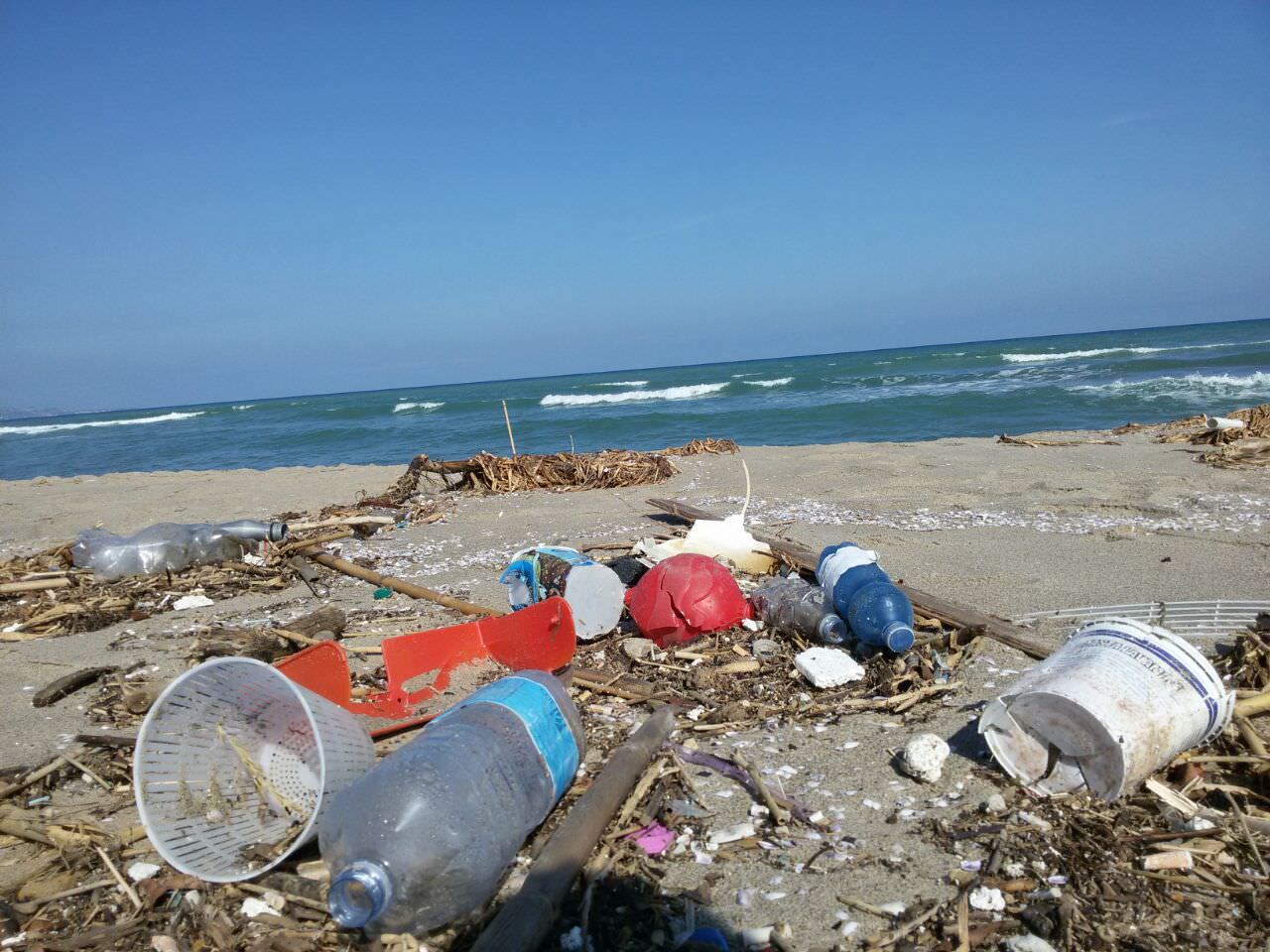 A Catania la Playa invasa dai rifiuti. Ecco le immagini