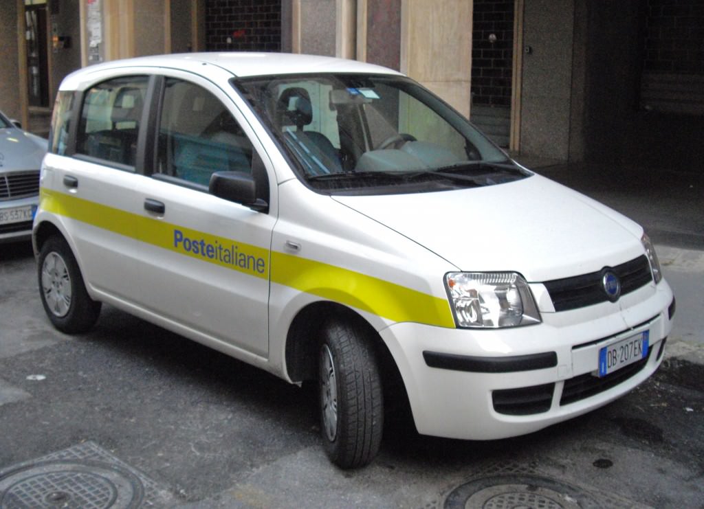 Catania, sfondano ufficio postale di Lineri con escavatore