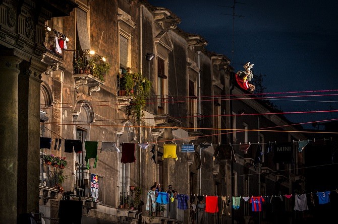 I pazzi volanti del slacklining sul cielo di piazza teatro Massimo